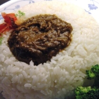 カレー大好きなので週に一度は必ず食べてますよ～☆今回はゴールデンディナーカレーと給食用カレーフレークとバーモンドで^m^お好み焼きソースとかも入れちゃいましたｗ